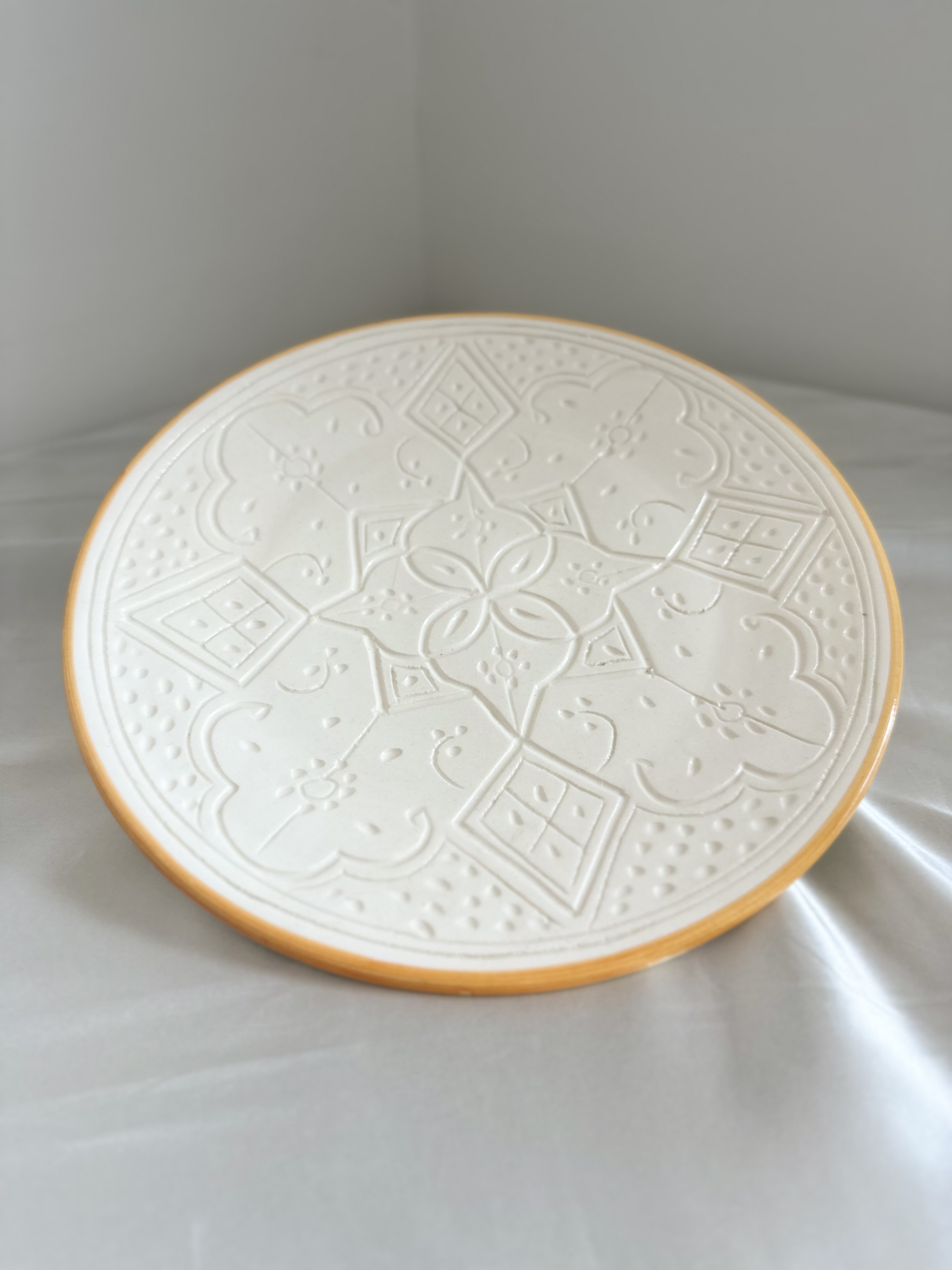 Grande Assiette - Élégance ivoire & liseré safran