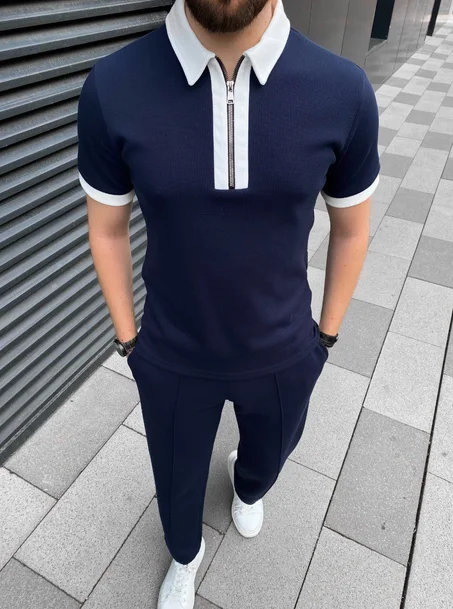 طقم بنطال وقميص بأكمام قصيرة متناسقين، يتميز بياقة بيضاء وتفاصيل أنيقة لإضفاء لمسة عصرية وأنيقة.