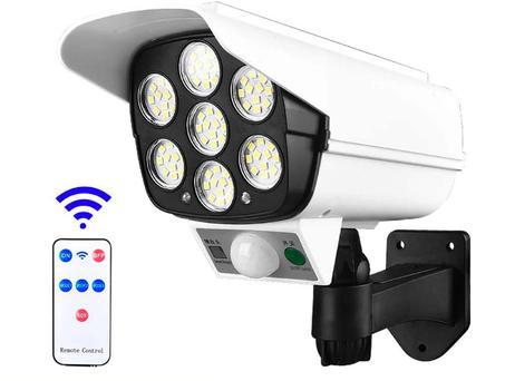 مصباح طاقة شمسية بتصميم كاميرا لتعزيز أمان منزلك