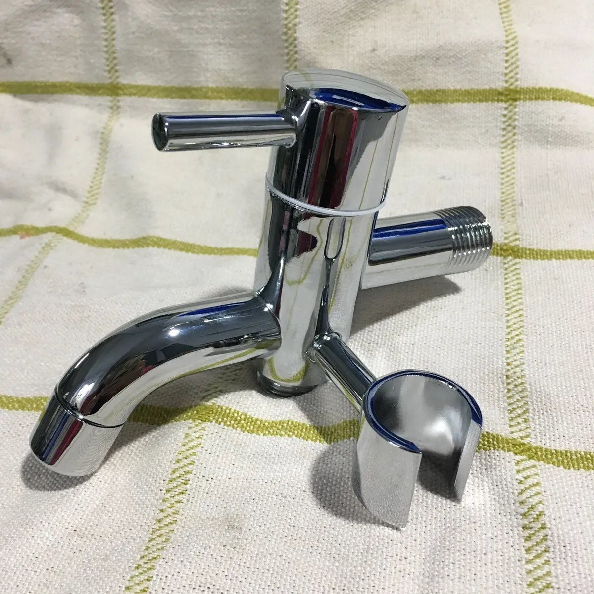 ROUBINE INOX  ET DOUCHETTE TOILET EN PLASTIQUE