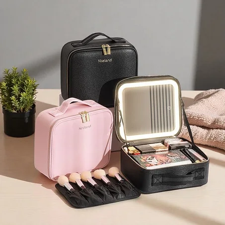 انطلقي بجمالك أينما كنتِ مع حقيبة مكياج متنقلة فاخرة