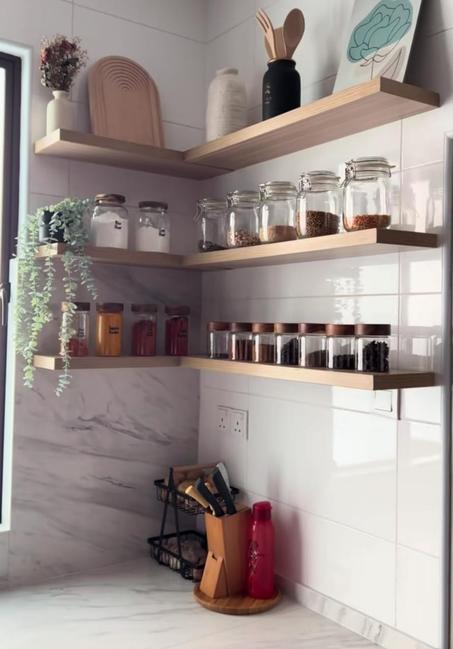 🛒 رفوف خشبية للمطبخ – أناقة وتنظيم في مكان واحد! 🏡