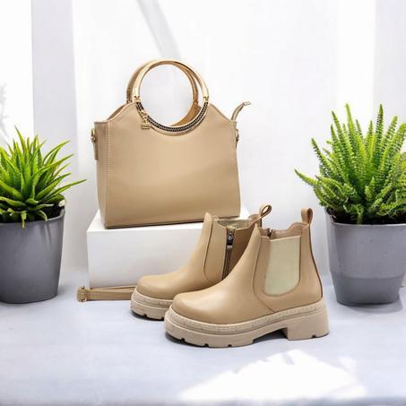 حقيبة اليد مع حذائها الجلدي