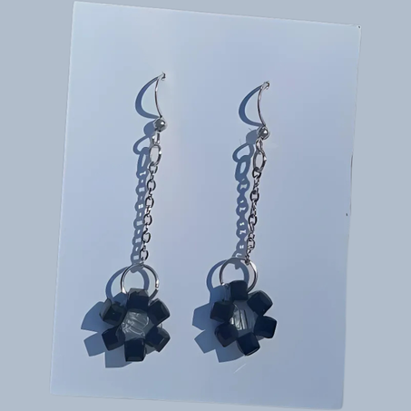 Boucles d’oreilles pendantes assorties, montées sur tiges argentées antiallergiques