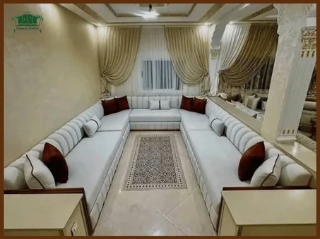 صالون مغربي فاخر بلون هادئ وأناقة استثنائية