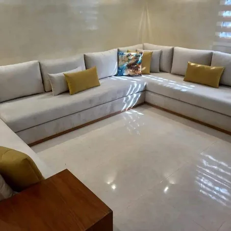 صالون عصري بتصميم راقي ولمسات بسيطة