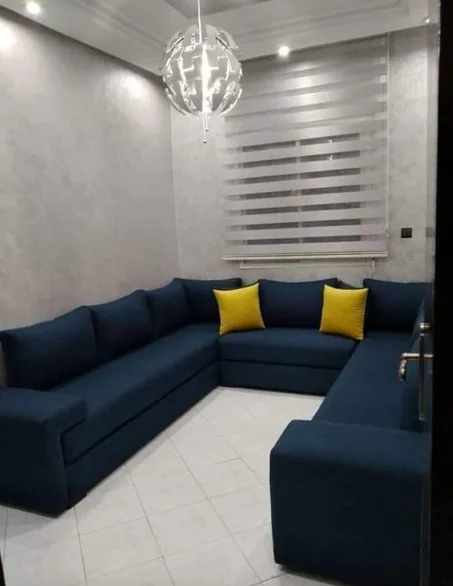 صالون مغربي عصري بأناقة اللون الأزرق الداكن واللمسات الصفراء الجذابة