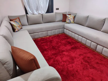 صالون مغربي حديث بلون رمادي فاتح وأريكة عصرية