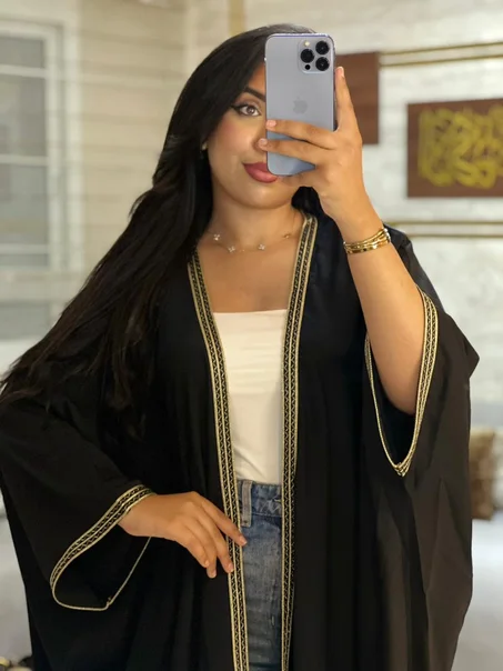كيمونو أنيق بلمسة فخمة وألوان ملكية