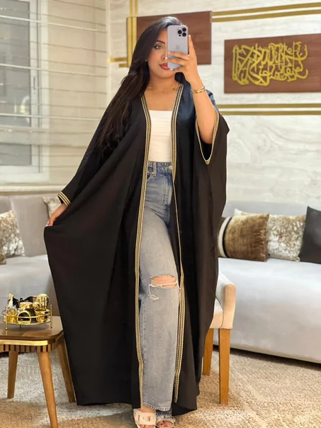 كيمونو أنيق بلمسة فخمة وألوان ملكية