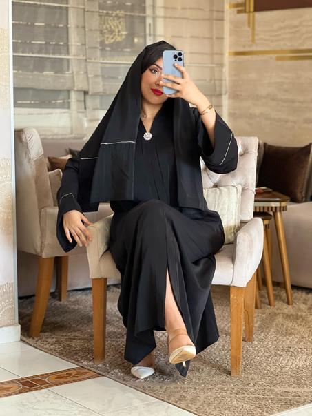 عباية راقية بلون أسود ملكي فاخر