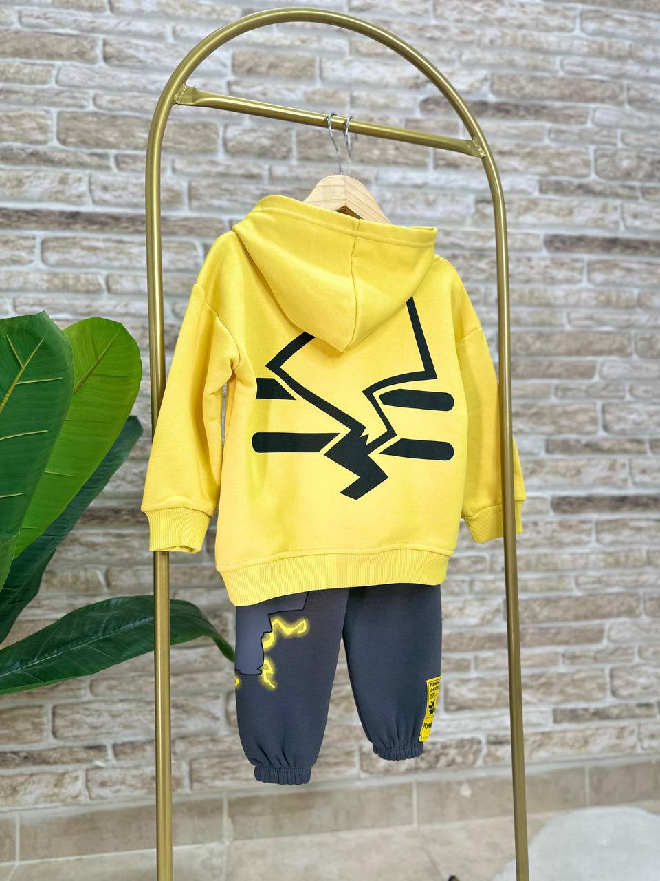 طقم Pikatchu للأولاد مميز فريد من نوعه للأولاد.