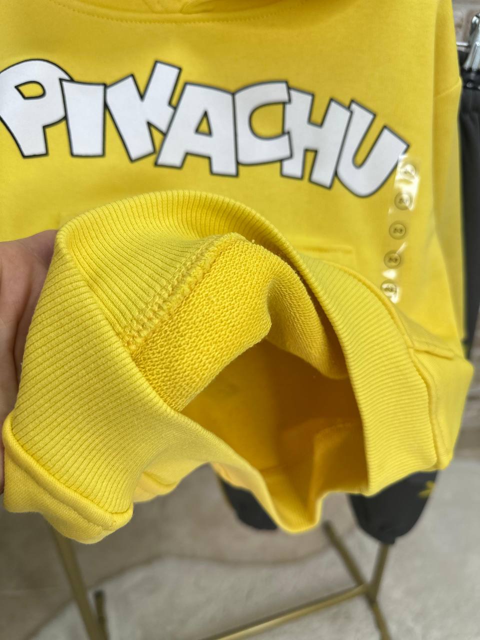 طقم Pikatchu للأولاد مميز فريد من نوعه للأولاد.