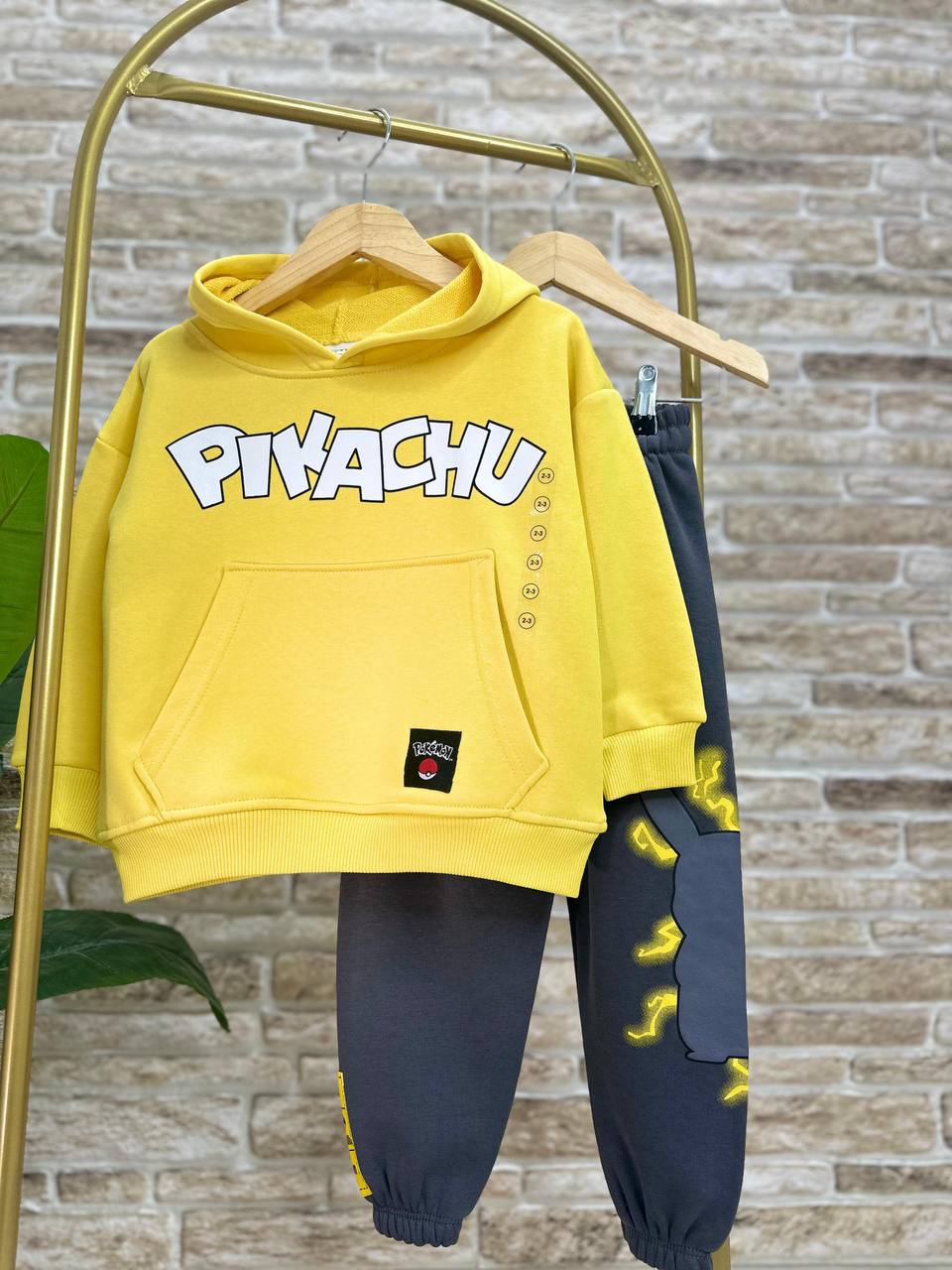 طقم Pikatchu للأولاد مميز فريد من نوعه للأولاد.