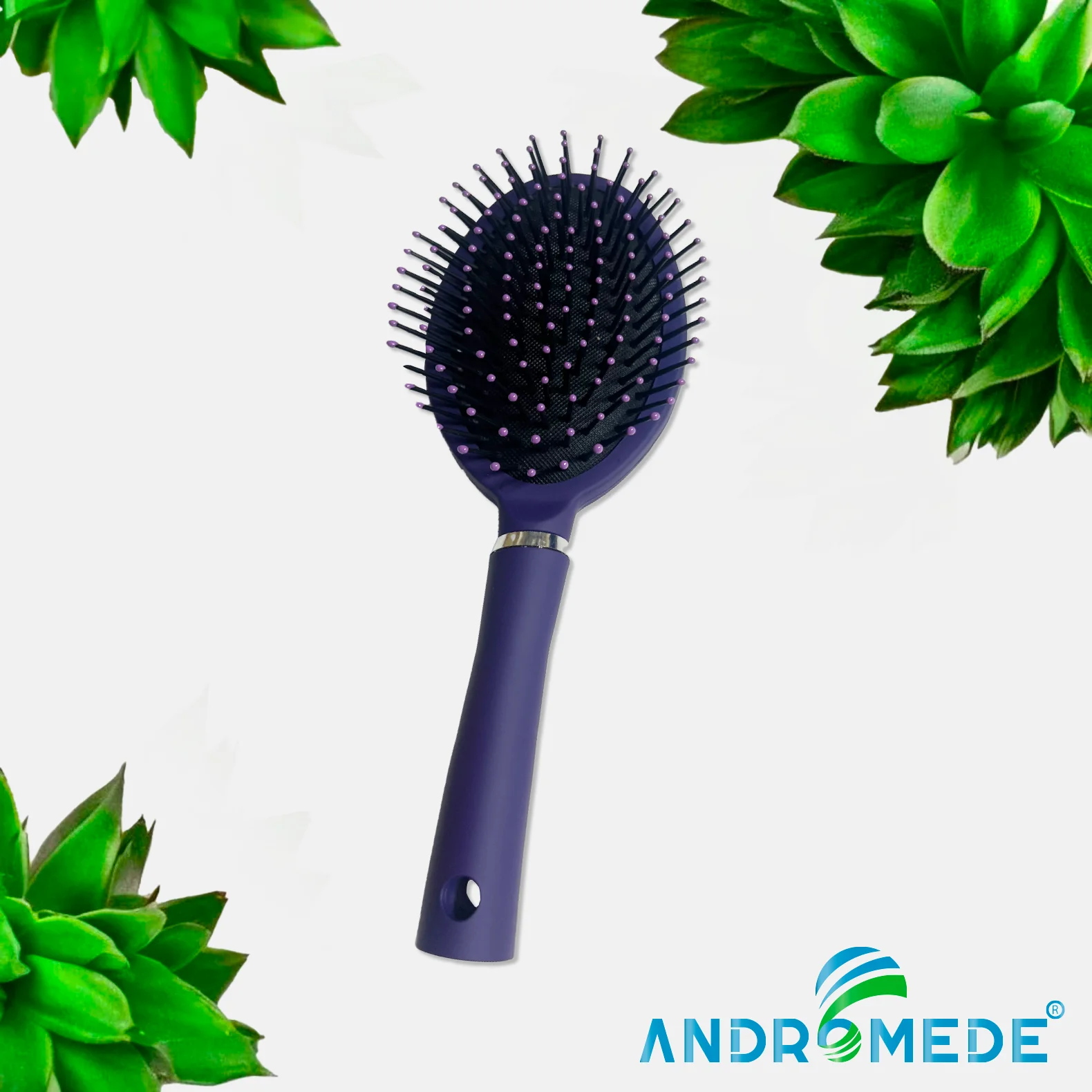 Brosse à cheveux ovale composé de poils en nylon .