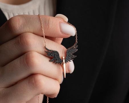Collier avec grande chaîne à ailes pour femmes