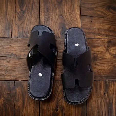 صندالة جلدية فاخرة… راحة وأناقة في كل خطوة