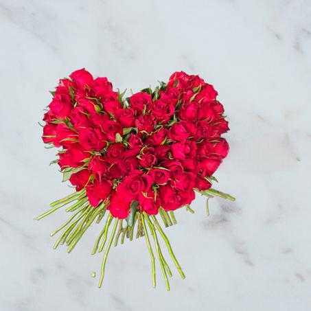 Cœur de Roses Rouges – Symbole d’Amour Passionné