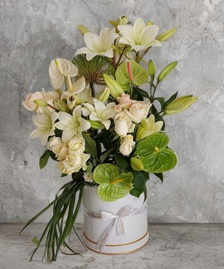 Arrangement Floral Élégant – Lys & Roses Blanches avec Feuillage Vert