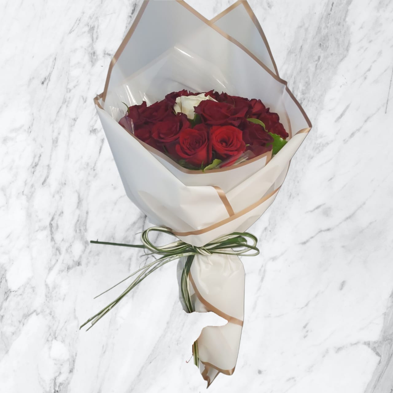 Bouquet Passion – Roses Rouges avec Rose Blanche Centrale