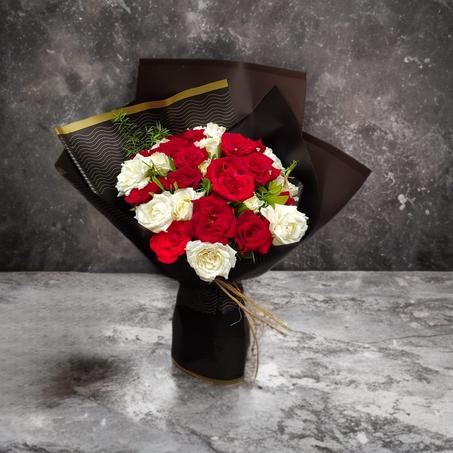 Bouquet Élégant – Roses Rouges & Blanches en Emballage Noir Doré
