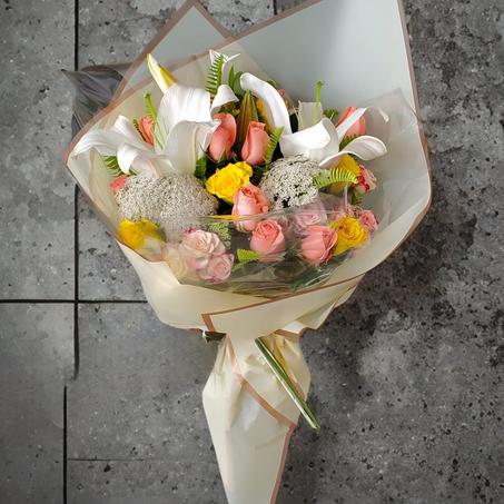 Bouquet Lumière – Roses Jaunes, Roses Roses & Lys Blancs