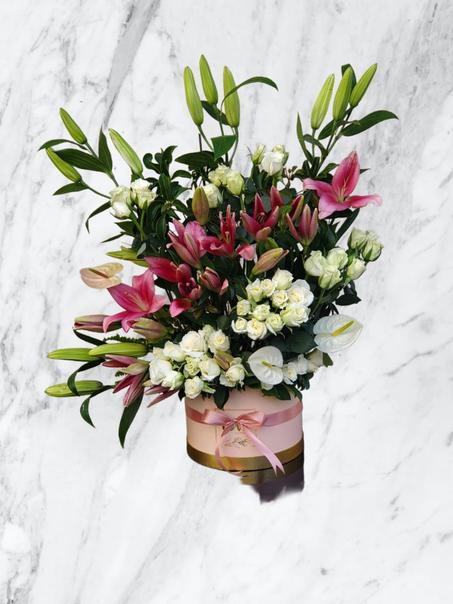 Arrangement Floral Romantique – Lys Roses & Roses Blanches en Boîte Élégante