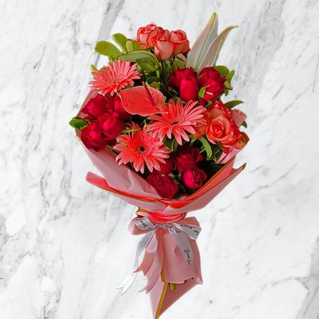 Bouquet Éclat – Roses Rouges, Oranges & Gerberas Roses