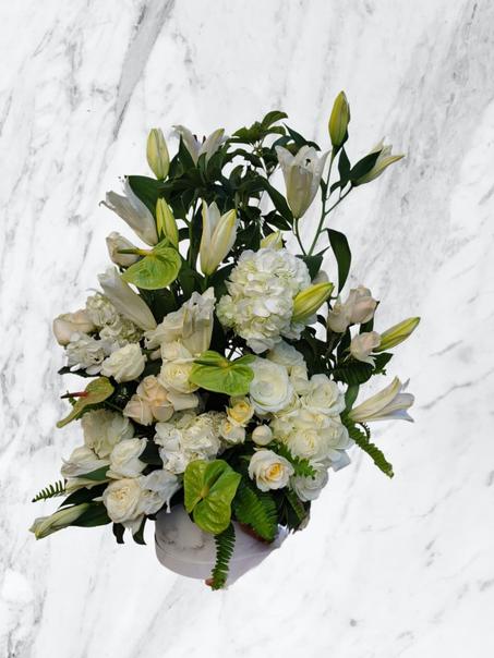 Arrangement Floral Élégant – Roses & Lys Blancs avec Feuillage Vert