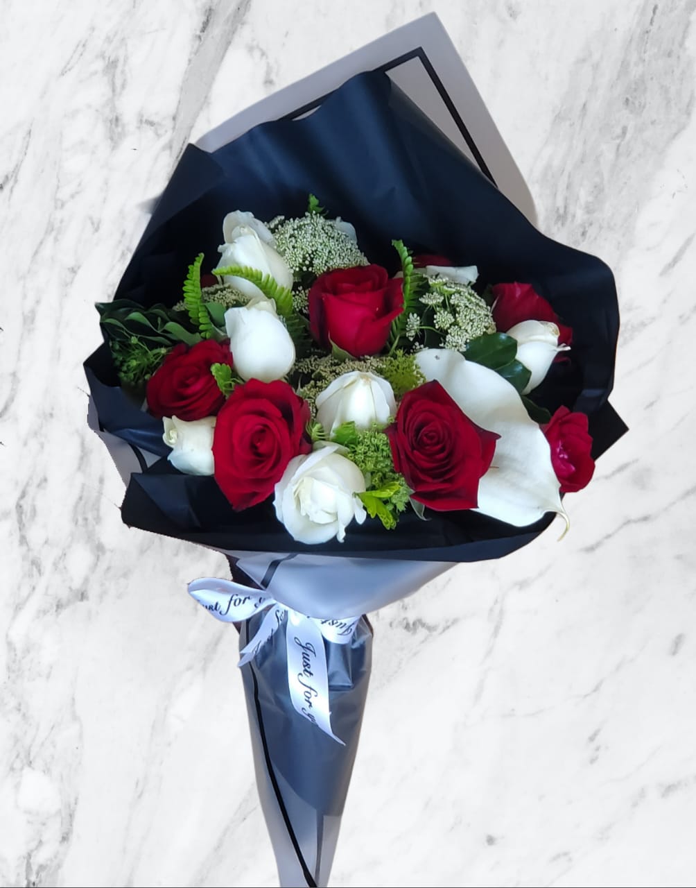 Bouquet Élégance – Roses Rouges & Blanches