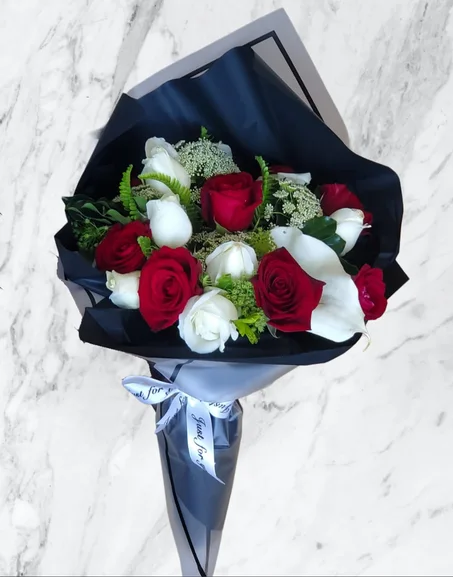 Bouquet Élégance – Roses Rouges & Blanches
