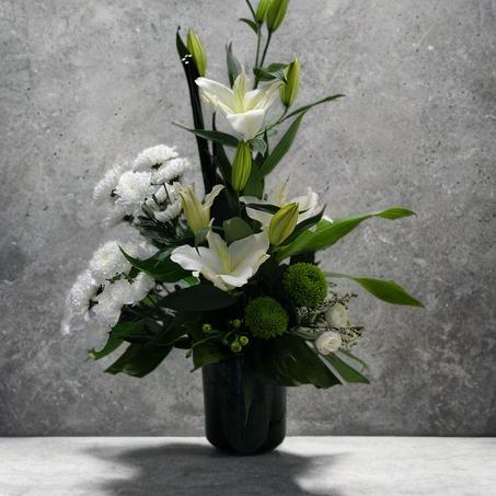 Pureté & Harmonie – Bouquet Élégant en Vase Noir