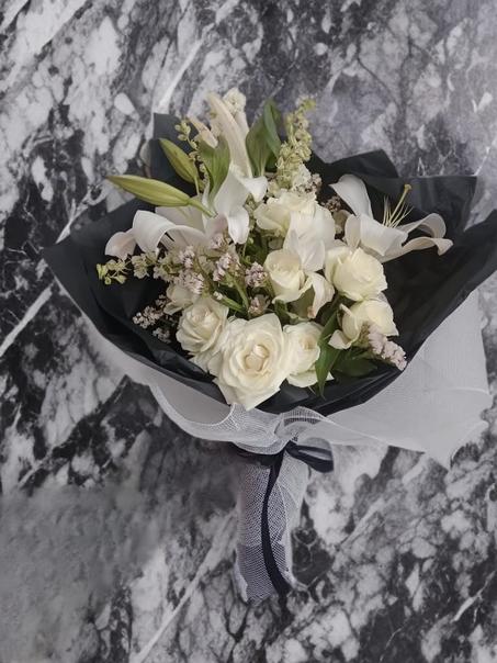Bouquet Élégance Blanche – Roses & Lys en Emballage Noir Chic