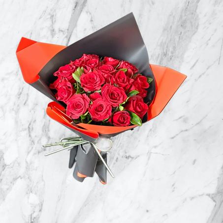 Bouquet Élégance – Roses Rouges en Écrin Noir & Orange