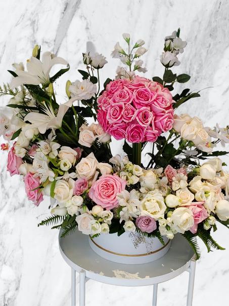 Arrangement Floral Romantique – Roses Roses & Blanches en Boîte de Luxe