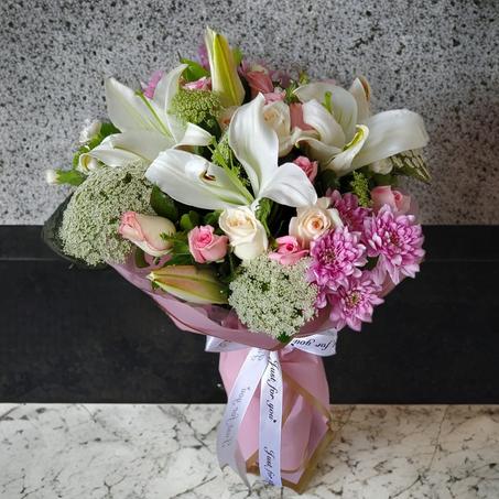 Bouquet Romance Pastel – Lys Blancs & Roses Roses