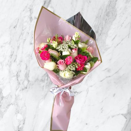 Bouquet Douceur Rosée – Roses & Fleurs Blanches