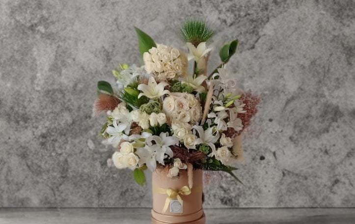 Élégance Naturelle – Arrangement Floral Blanc & Nude