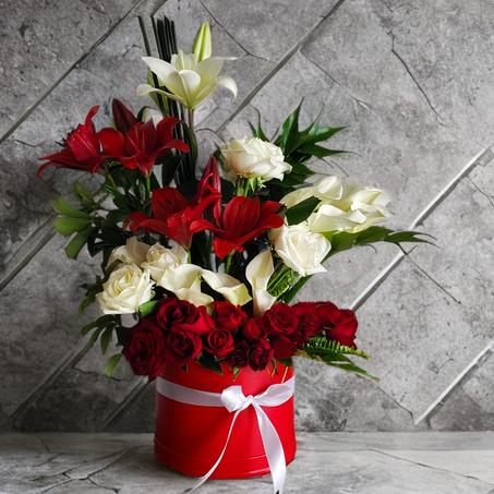 Arrangement Floral Passion – Roses Rouges & Blanches avec Lys
