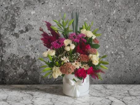 Arrangement Floral Artistique – Roses Blanches & Fleurs Bordeaux en Boîte Élégante