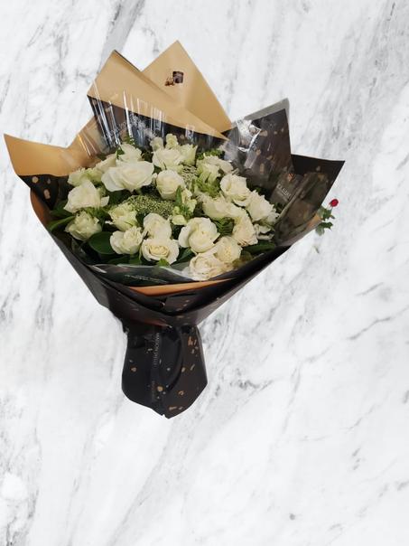Bouquet Élégant – Roses Blanches en Emballage Noir & Doré