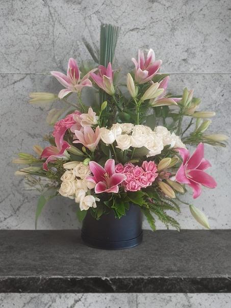 Arrangement Floral Romantique – Lys Roses & Roses Blanches en Boîte Chic