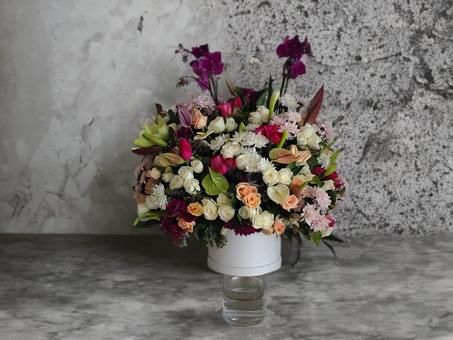 Arrangement Floral Prestige – Orchidées & Roses Multicolores