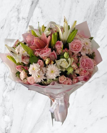 Bouquet Douceur Rosée – Roses Roses, Lys Blancs & Fleurs Délicates