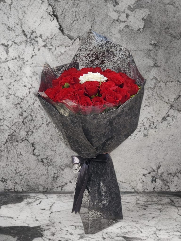 Bouquet Élégance Contrastée – Roses Rouges & Rose Blanche Centrale