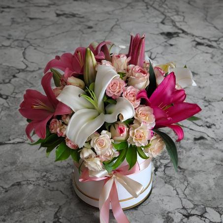 Élégance Rosée – Lys & Roses en Harmonie