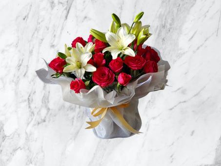 Bouquet Élégance Rouge & Blanc – Roses et Lys