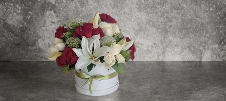 Boîte Florale Élégance – Rouge & Blanc