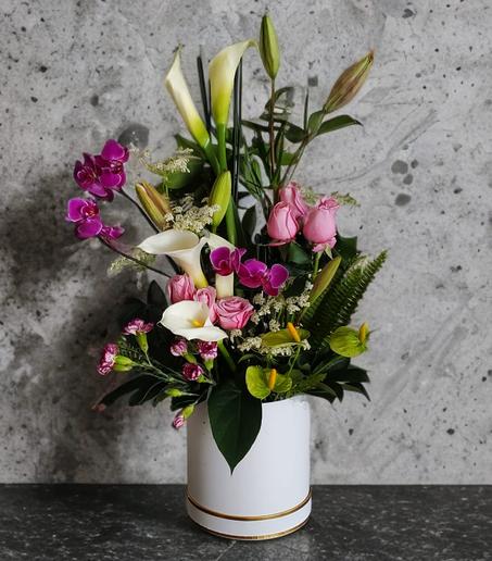 Arrangement Floral Raffiné – Orchidées Violettes, Callas Blanches & Roses Roses