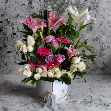 Arrangement Floral Élégant – Lys Roses & Roses Mauves en Boîte Blanche